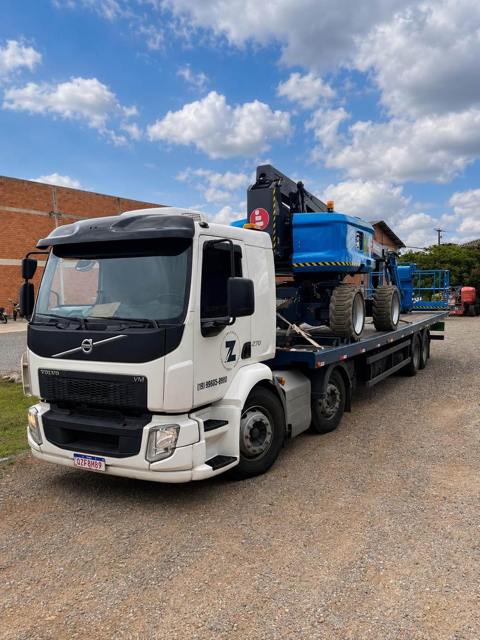 Caminhão Zazeri Volvo transportando plataforma elevatória