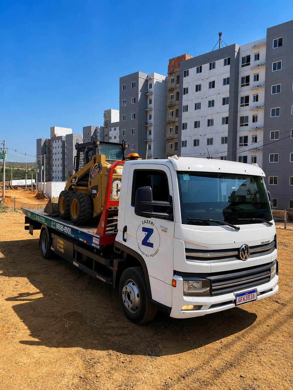 Caminhão Zazeri em obra residencial transportando minicarregadeira