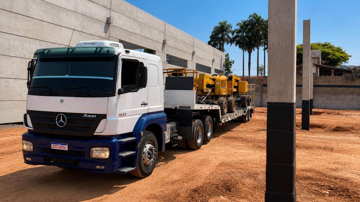 Caminhão Zazeri transportando máquinas em obra