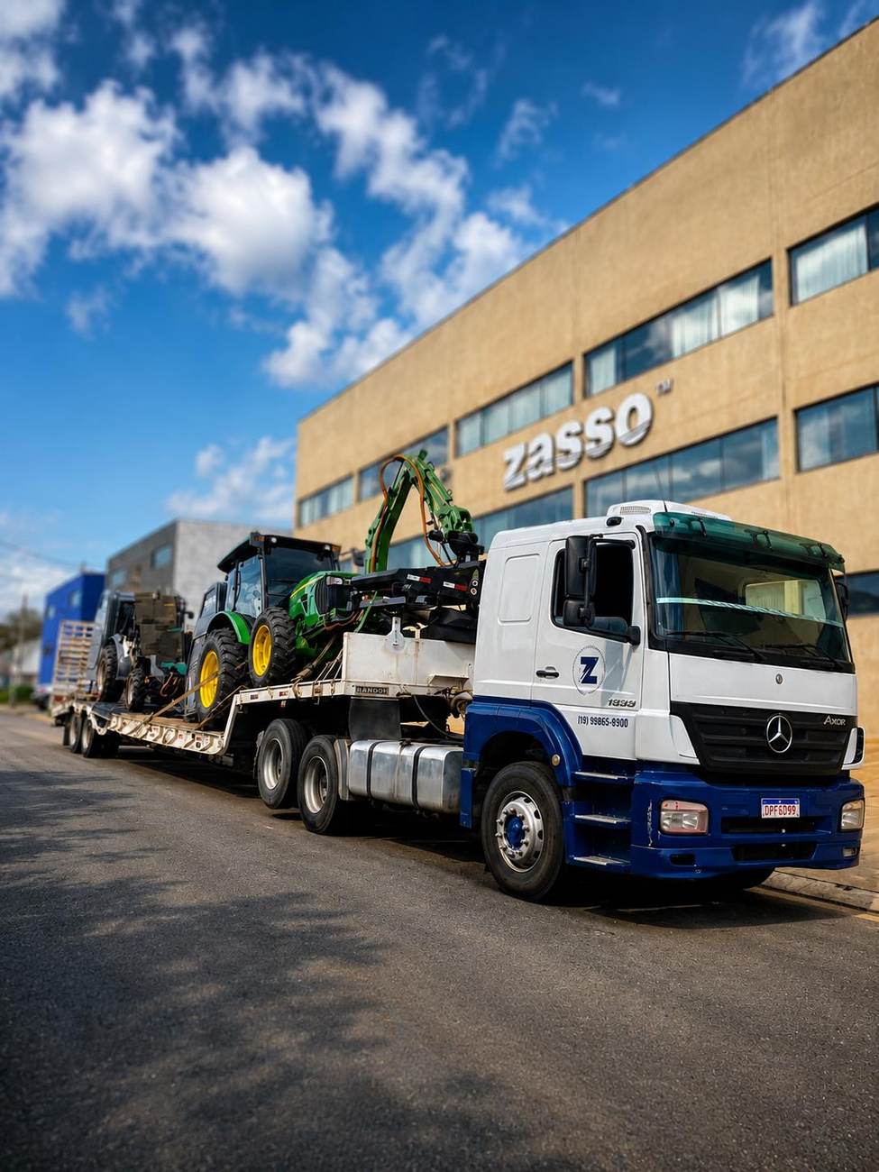 Caminhão Zazeri na Zasso transportando trator agrícola